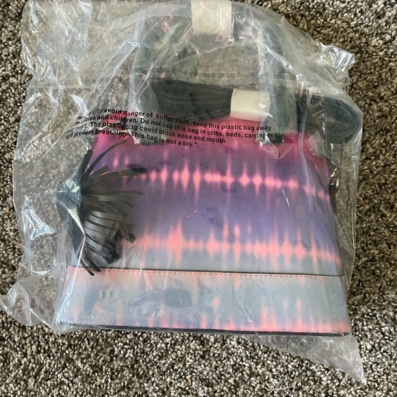 Madden Girl Rainbow purse. NWT $15 - Picture 2 of 3